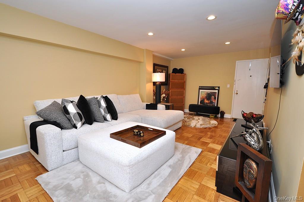 #5 photo, 10 Old Mamaroneck Road, White Plains , NY 10605