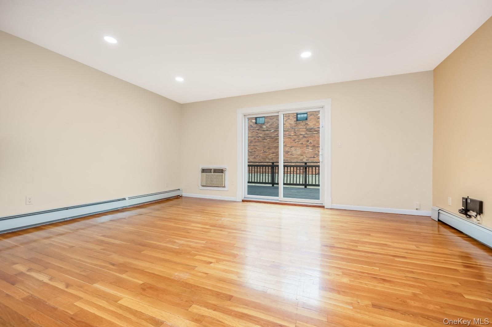 #10 photo, 69-05 61st Road, קווינס Middle Village , NY 11379