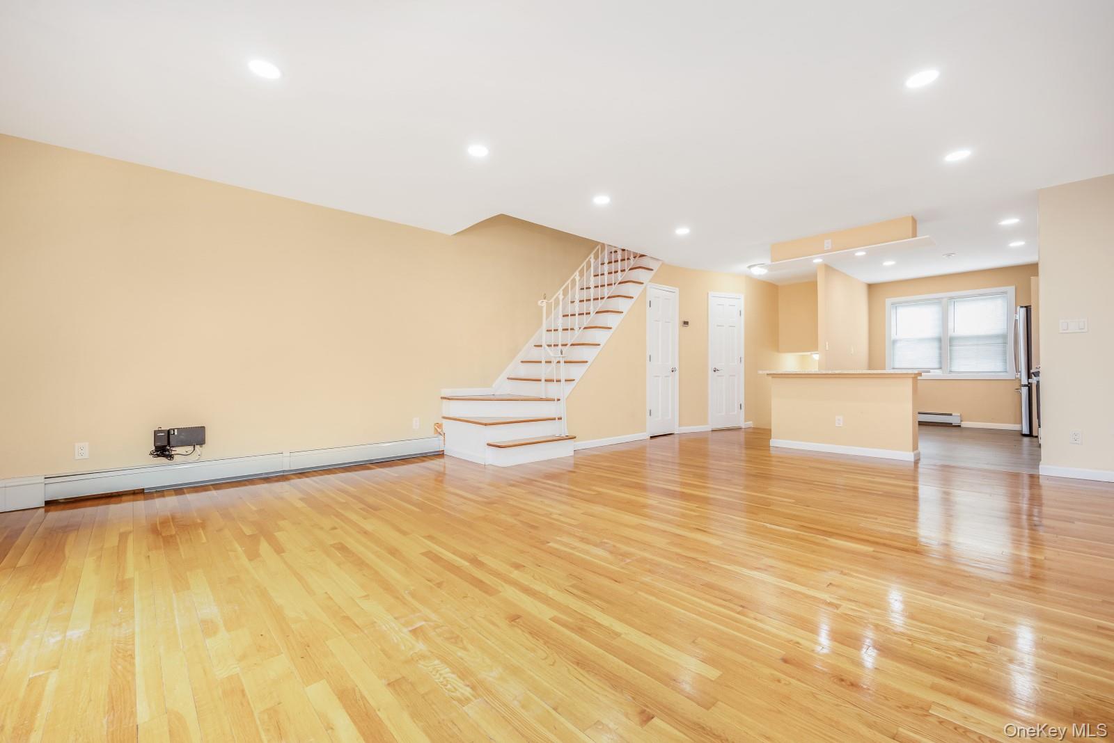 #12 photo, 69-05 61st Road, קווינס Middle Village , NY 11379