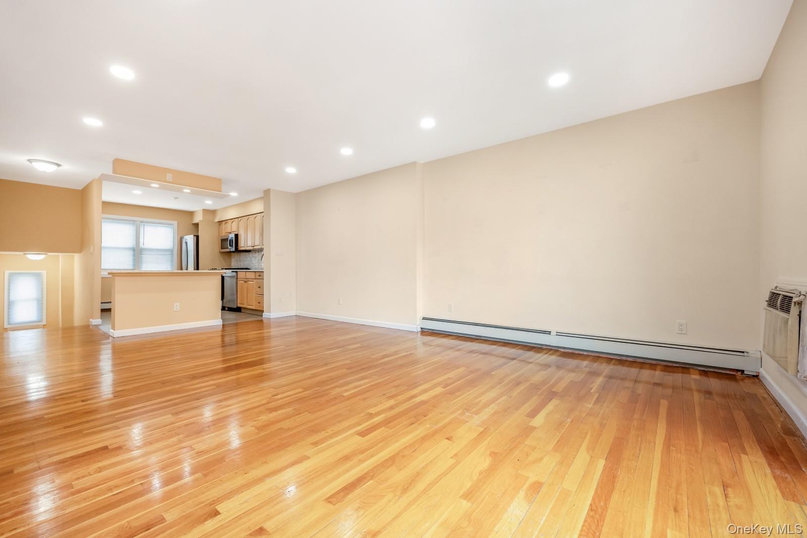 #13 photo, 69-05 61st Road, קווינס Middle Village , NY 11379