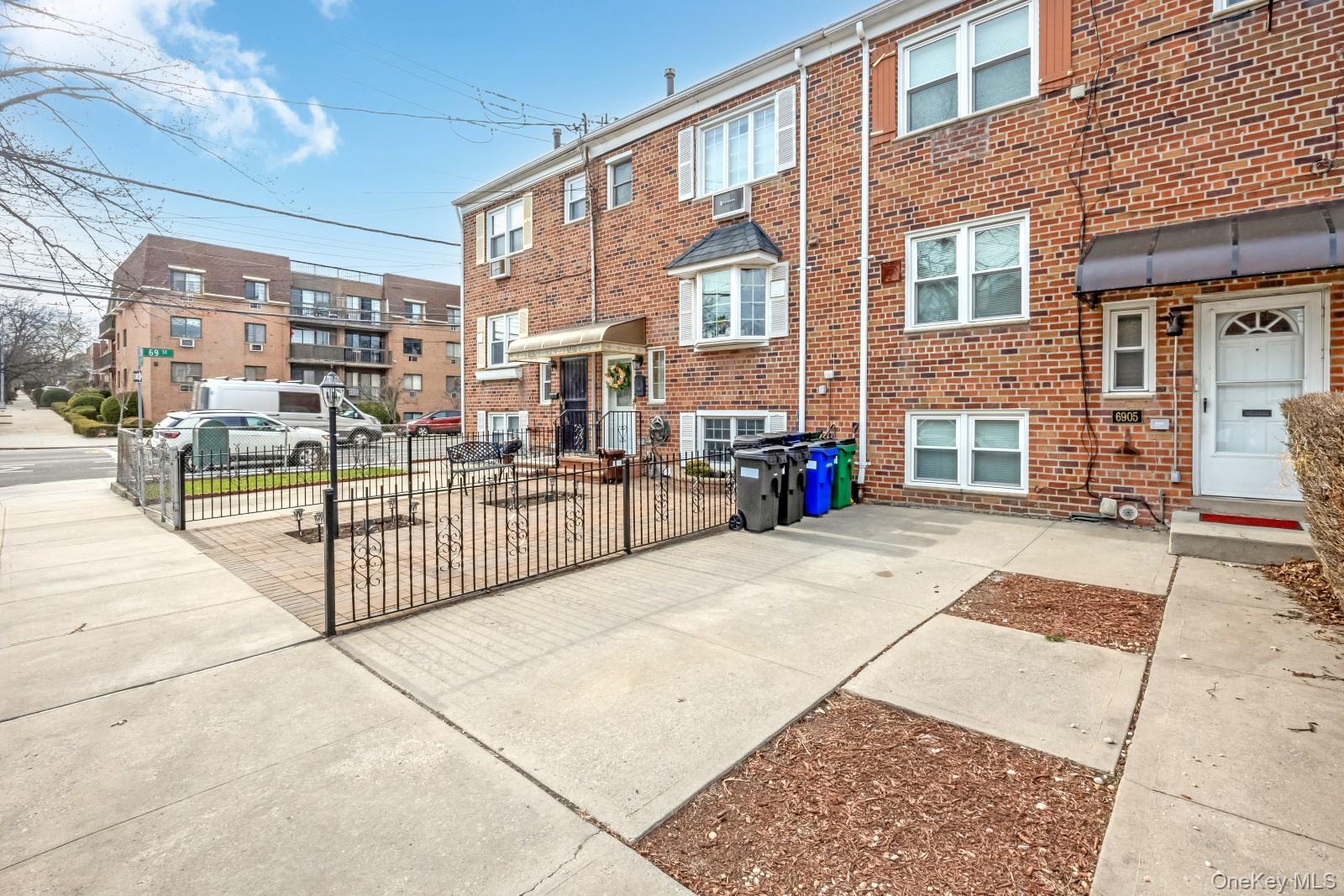 #3 photo, 69-05 61st Road, קווינס Middle Village , NY 11379