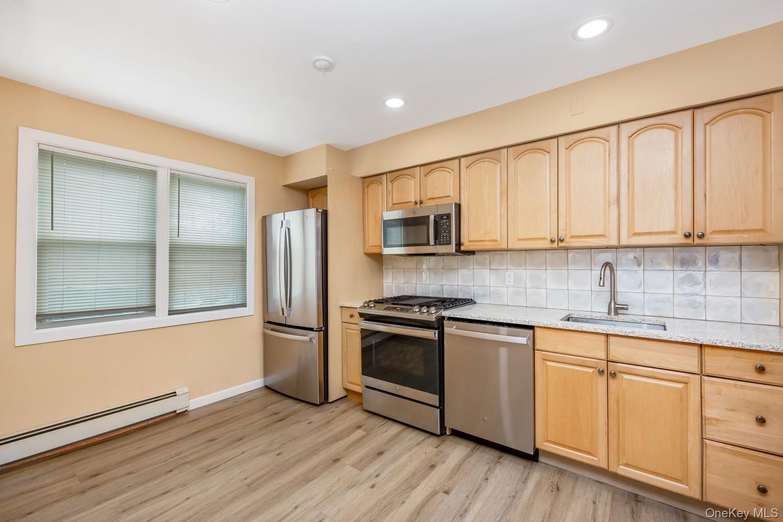 #4 photo, 69-05 61st Road, קווינס Middle Village , NY 11379