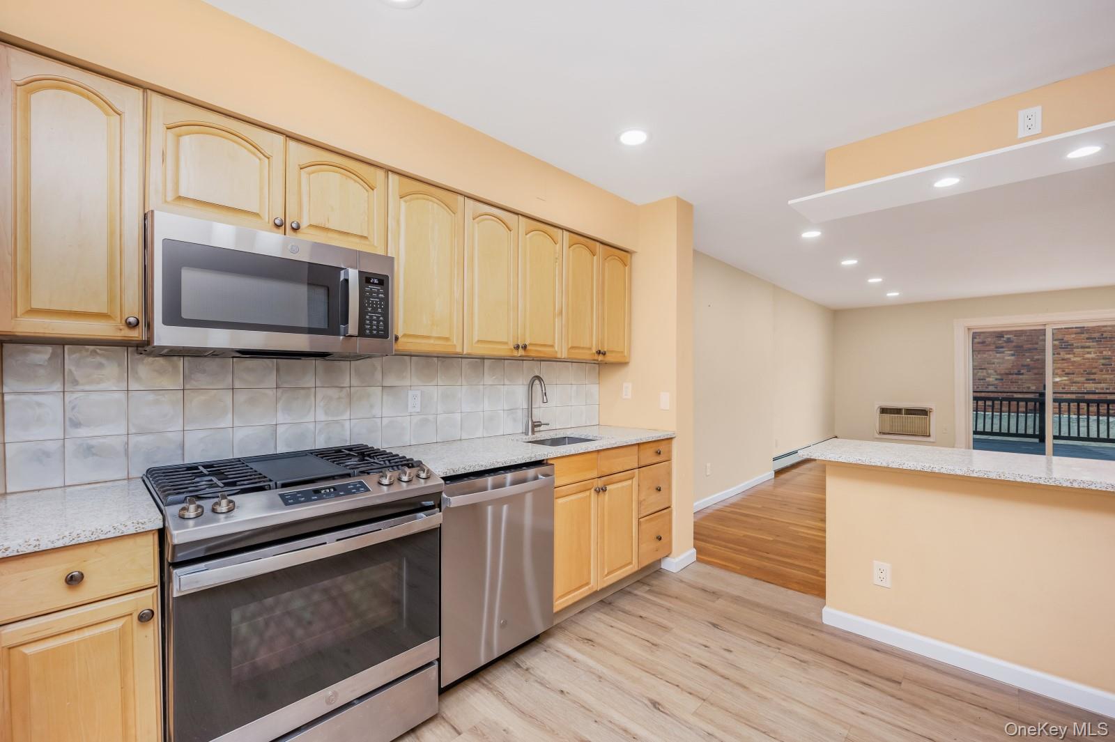 #5 photo, 69-05 61st Road, קווינס Middle Village , NY 11379