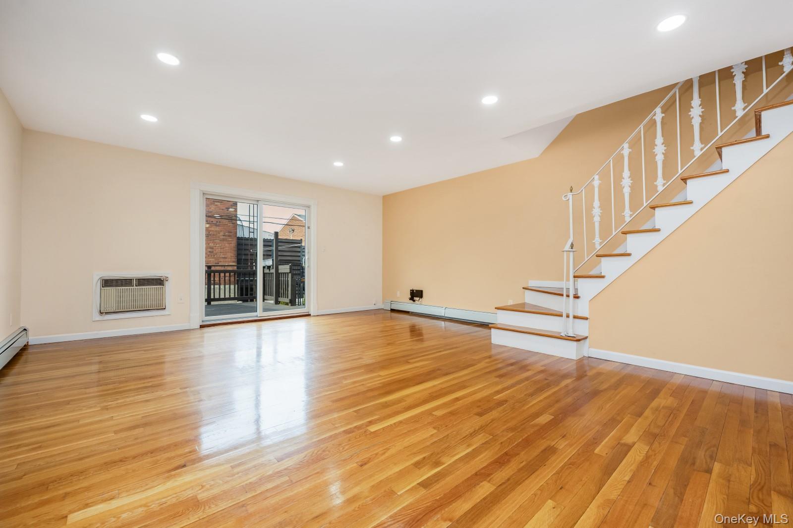 #6 photo, 69-05 61st Road, קווינס Middle Village , NY 11379