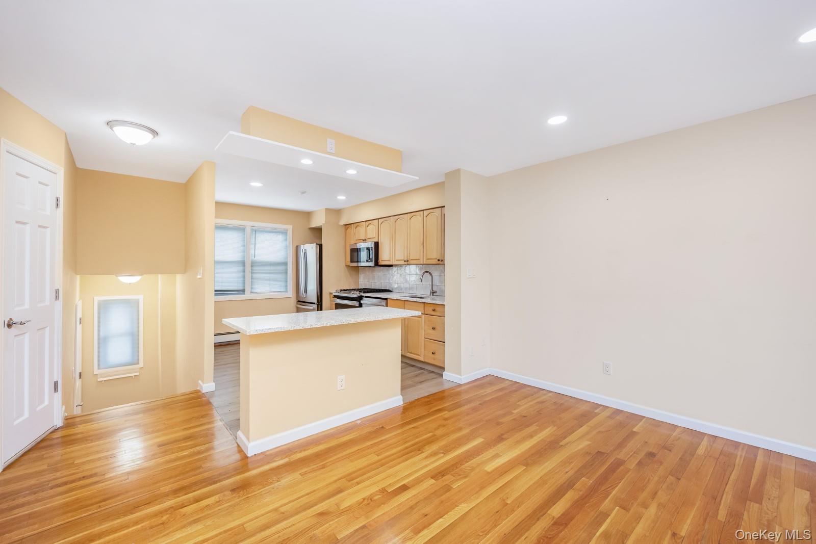 #8 photo, 69-05 61st Road, קווינס Middle Village , NY 11379