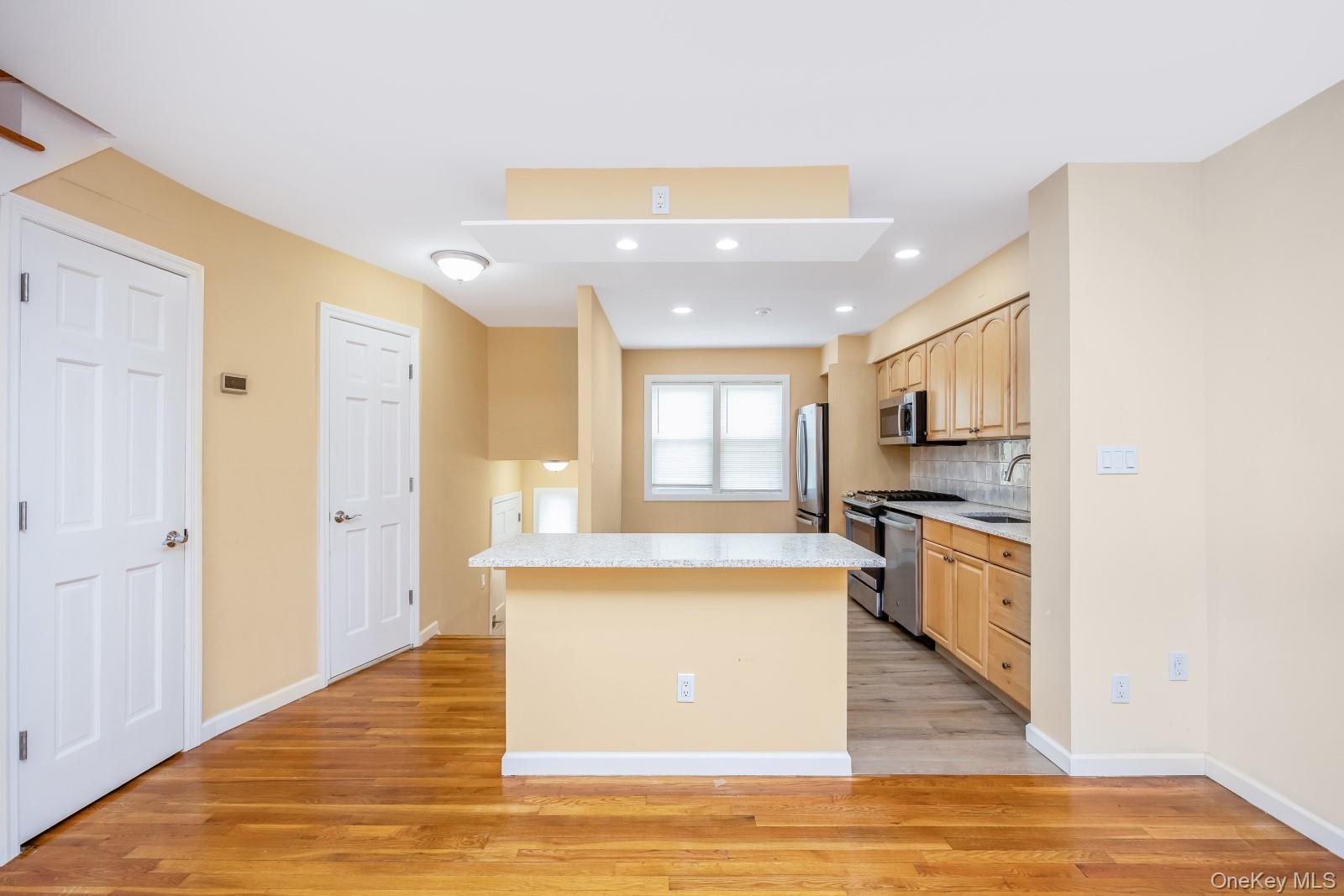 #9 photo, 69-05 61st Road, קווינס Middle Village , NY 11379