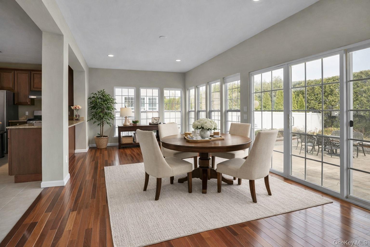 #13 photo, 8 Avolet Court, 東長島 Mount Sinai , NY 11766