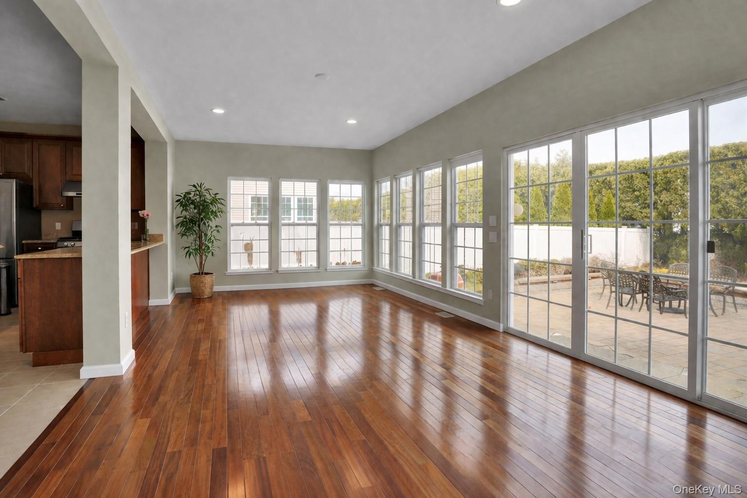 #14 photo, 8 Avolet Court, 東長島 Mount Sinai , NY 11766