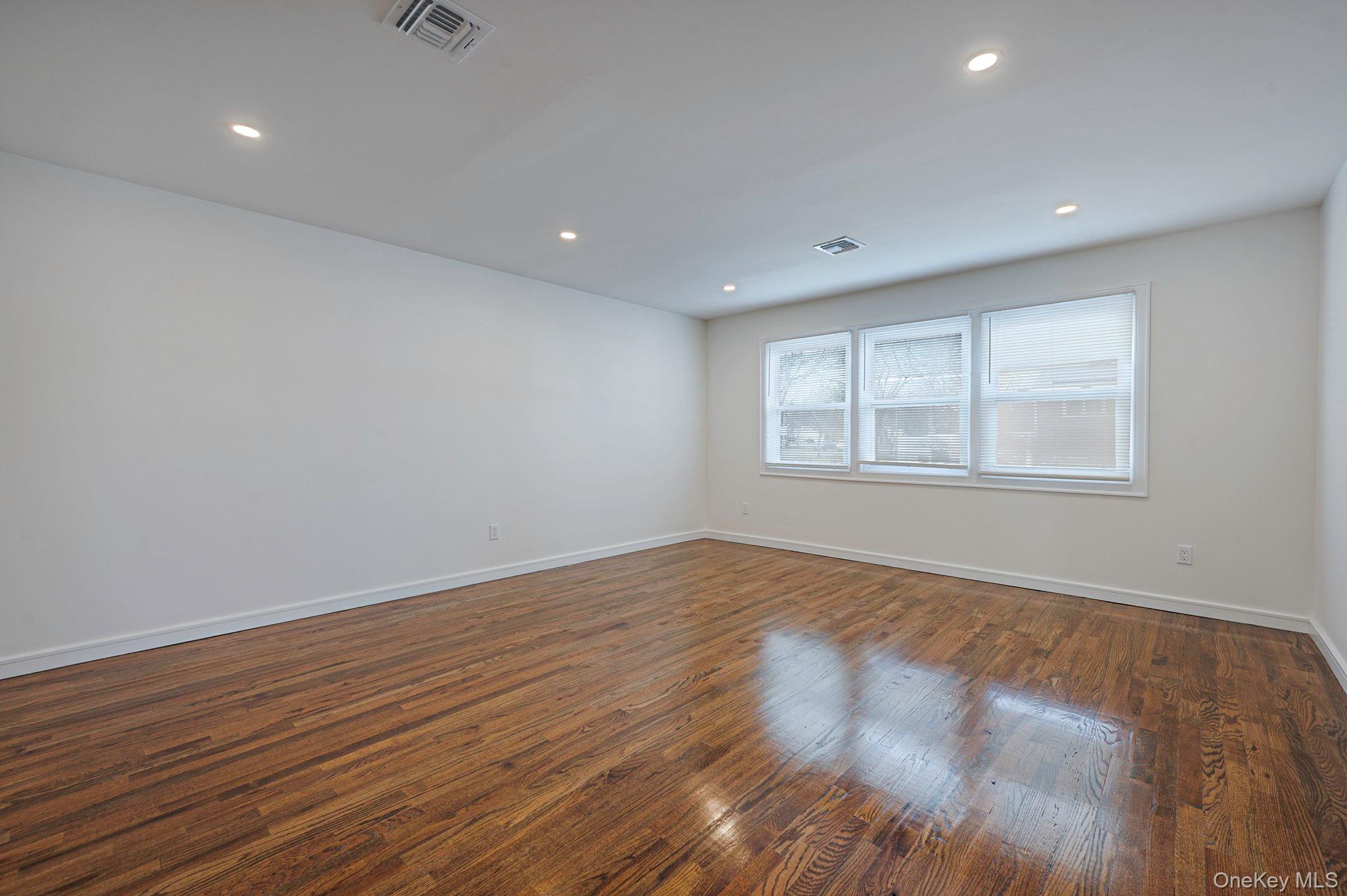 #14 photo, 2 Polo Street, सफ़ोक काउंटी Dix Hills , NY 11746