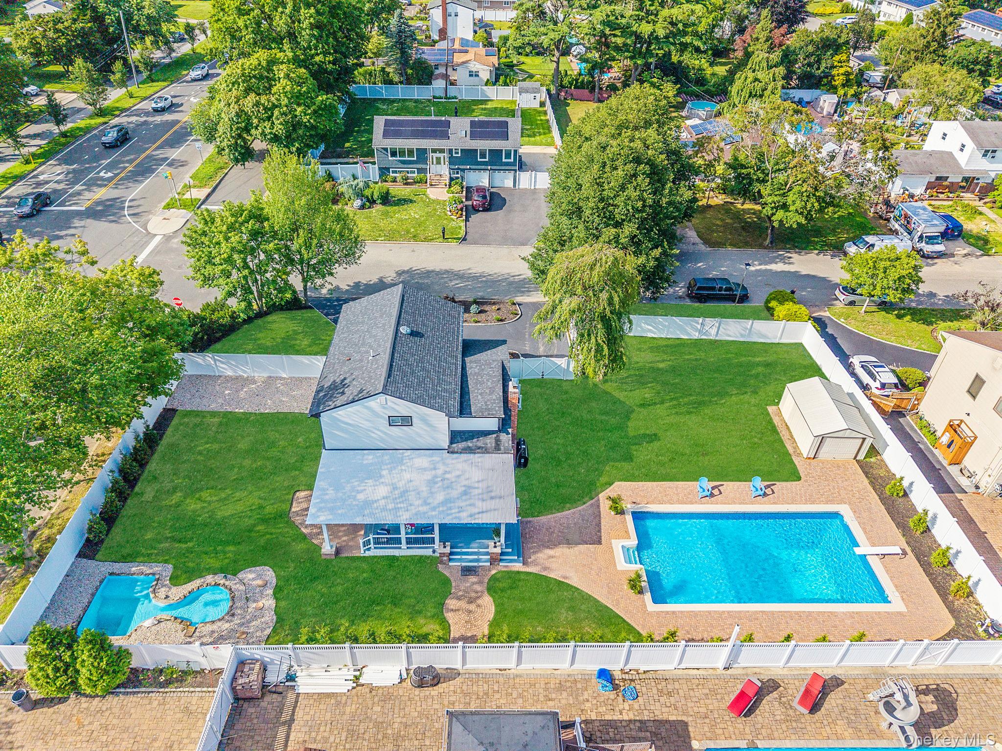 #2 photo, 2 Polo Street, सफ़ोक काउंटी Dix Hills , NY 11746