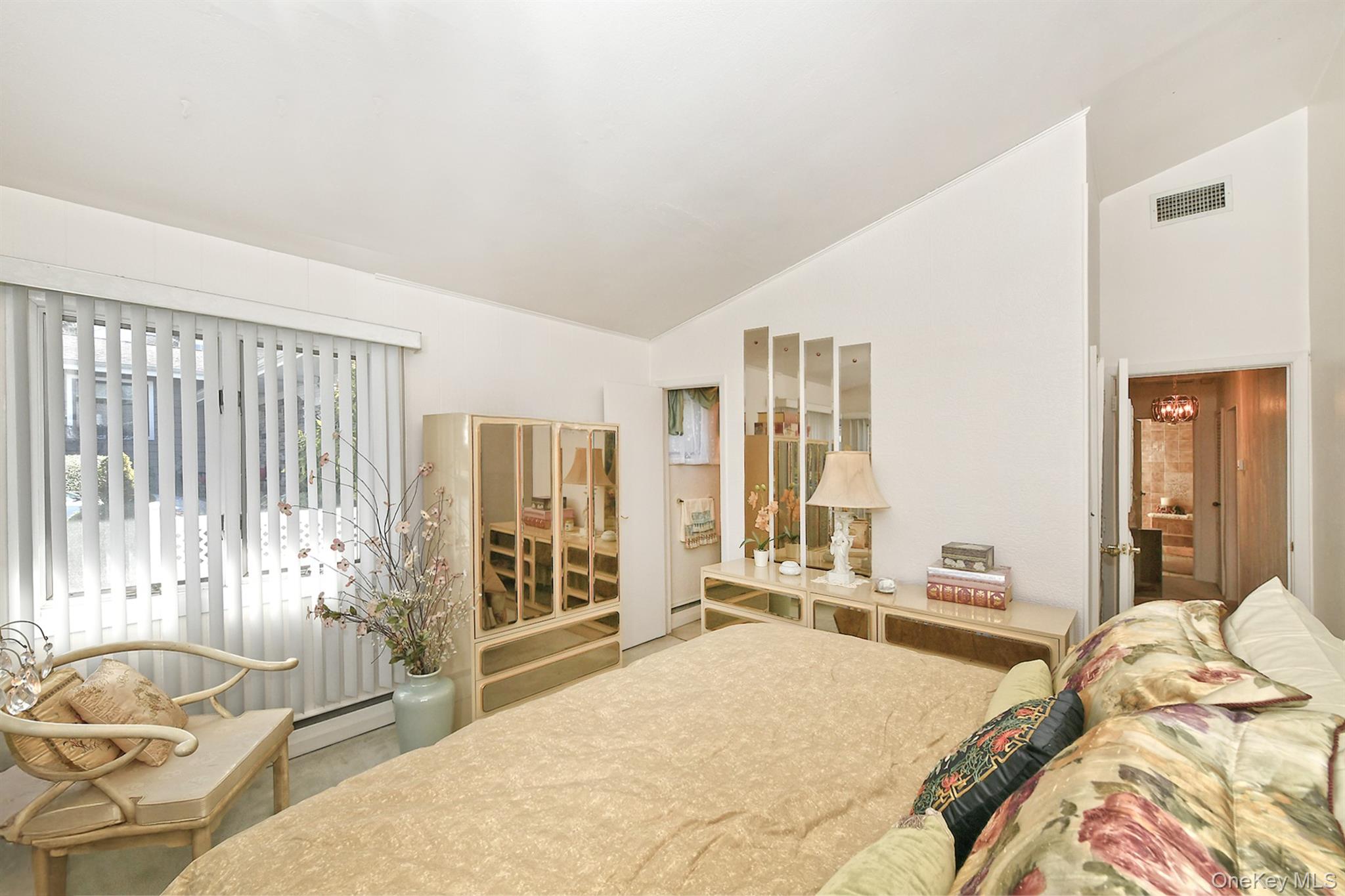 #19 photo, 22 Pioneer Boulevard, সাফোক কাউন্টি South Huntington , NY 11746