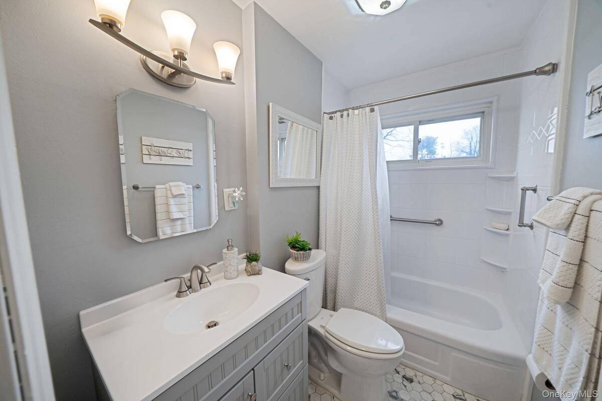 #8 photo, 141 Conerty Street, সাফোক কাউন্টি Brentwood , NY 11717