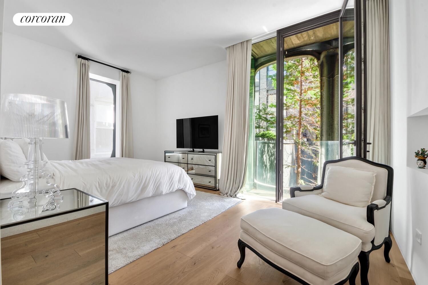 #12 photo, 325 W BROADWAY, SoHo , NY 10013