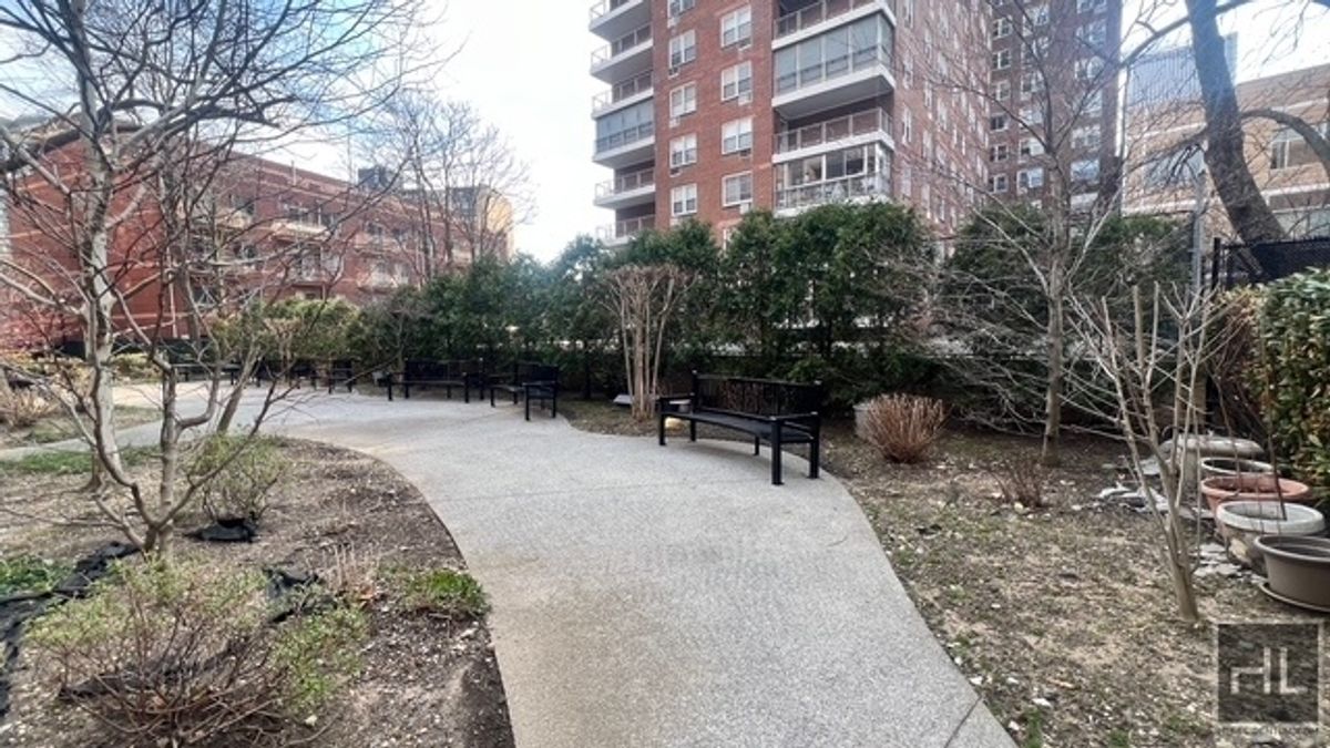 #14 photo, 87-10 51st Avenue, কুইন্‌স Flushing , NY 11373