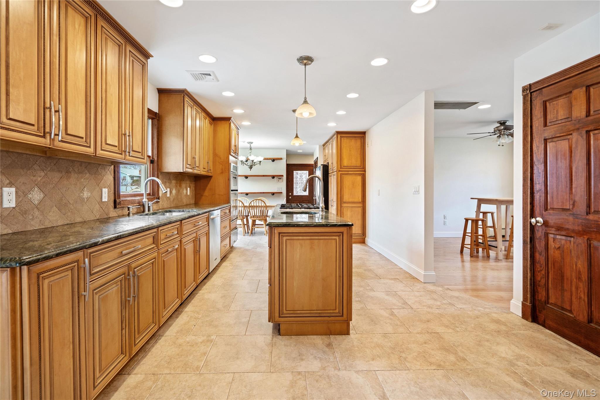 #12 photo, 303 Sherbrooke Road, সাফোক কাউন্টি Lindenhurst , NY 11757