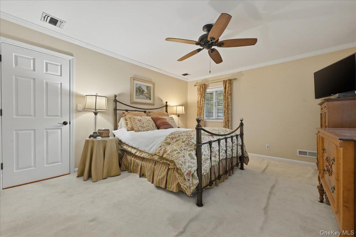 #18 photo, 2037 Stratford Drive, वेस्टबरी Westbury , NY 11590