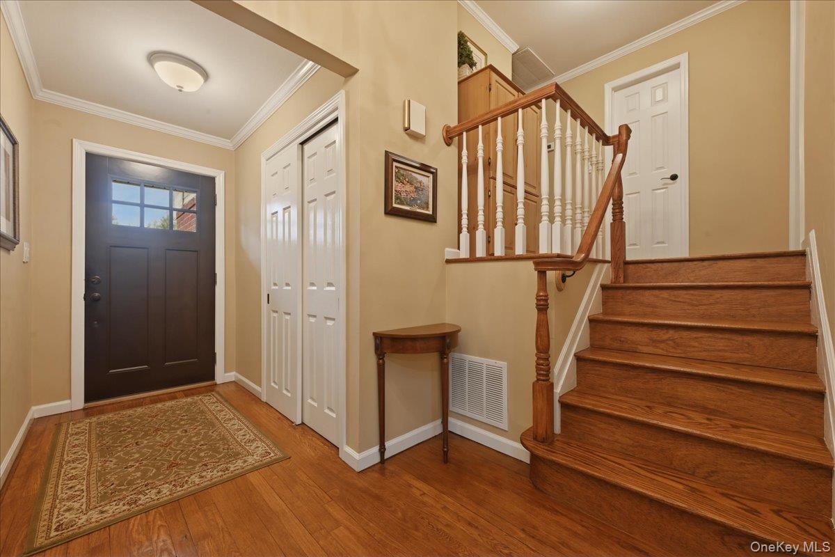 #4 photo, 2037 Stratford Drive, वेस्टबरी Westbury , NY 11590