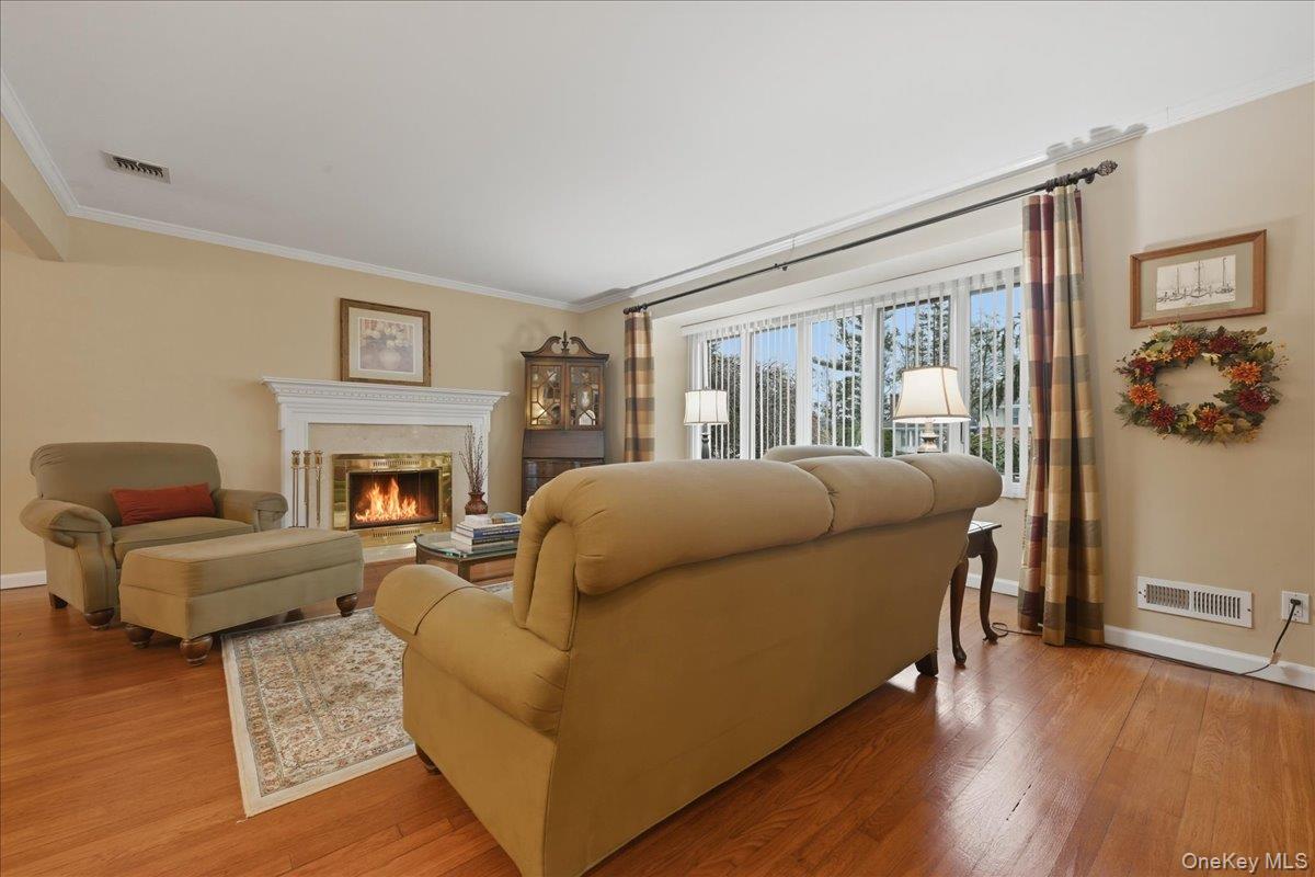 #5 photo, 2037 Stratford Drive, वेस्टबरी Westbury , NY 11590