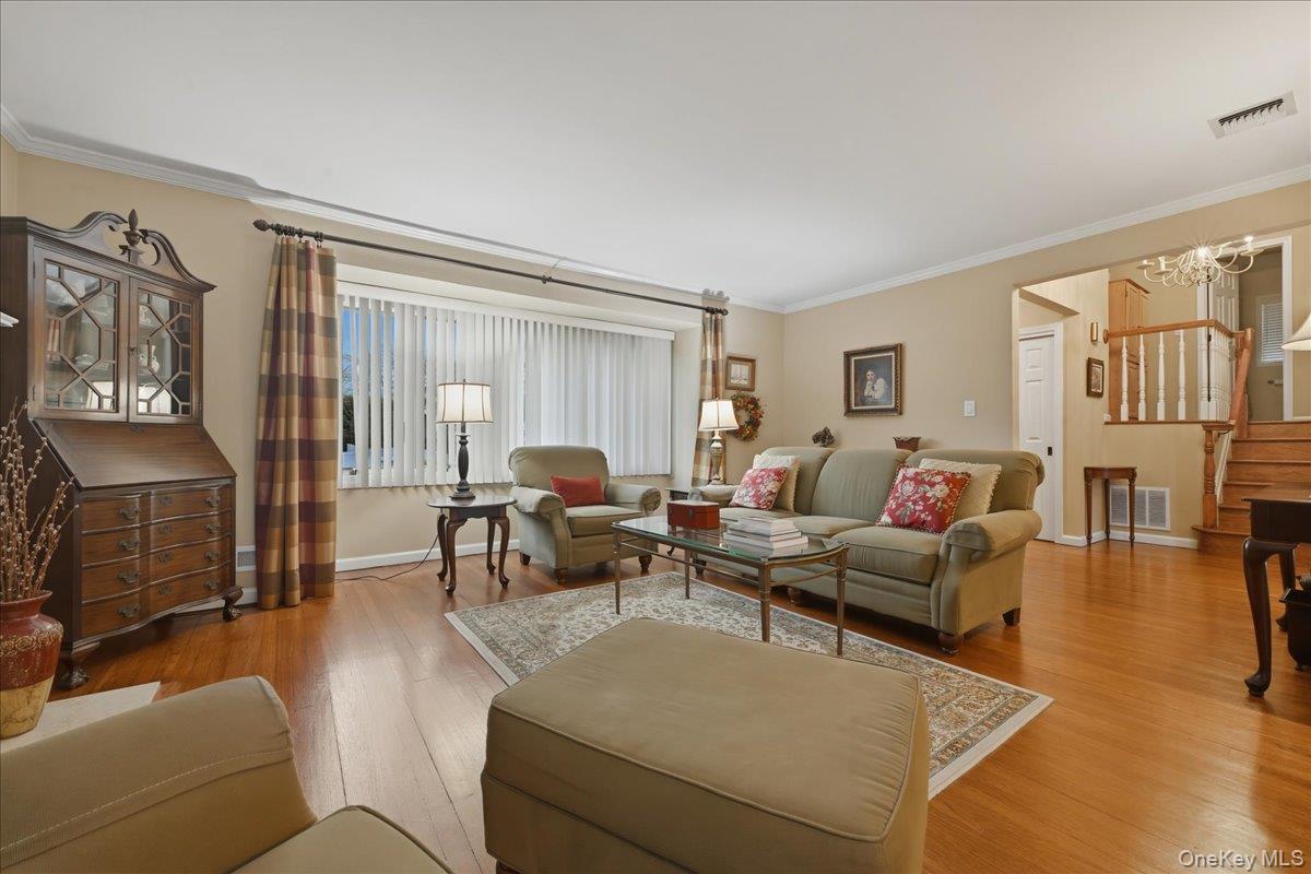 #7 photo, 2037 Stratford Drive, वेस्टबरी Westbury , NY 11590