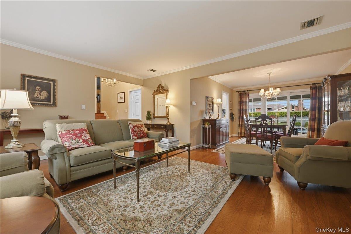 #8 photo, 2037 Stratford Drive, वेस्टबरी Westbury , NY 11590