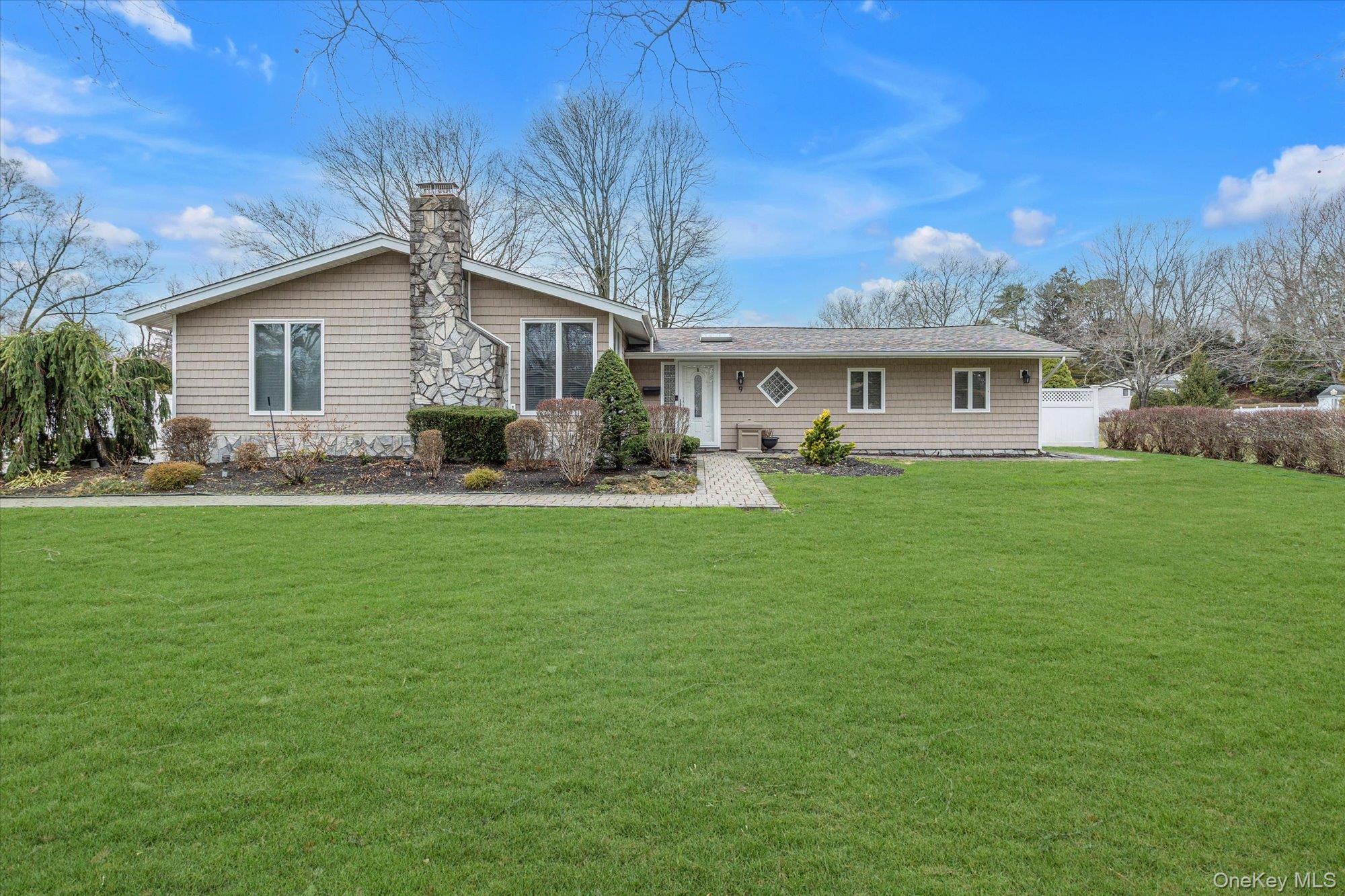 #1 photo, 9 Lauren Avenue, सफ़ोक काउंटी Dix Hills , NY 11746