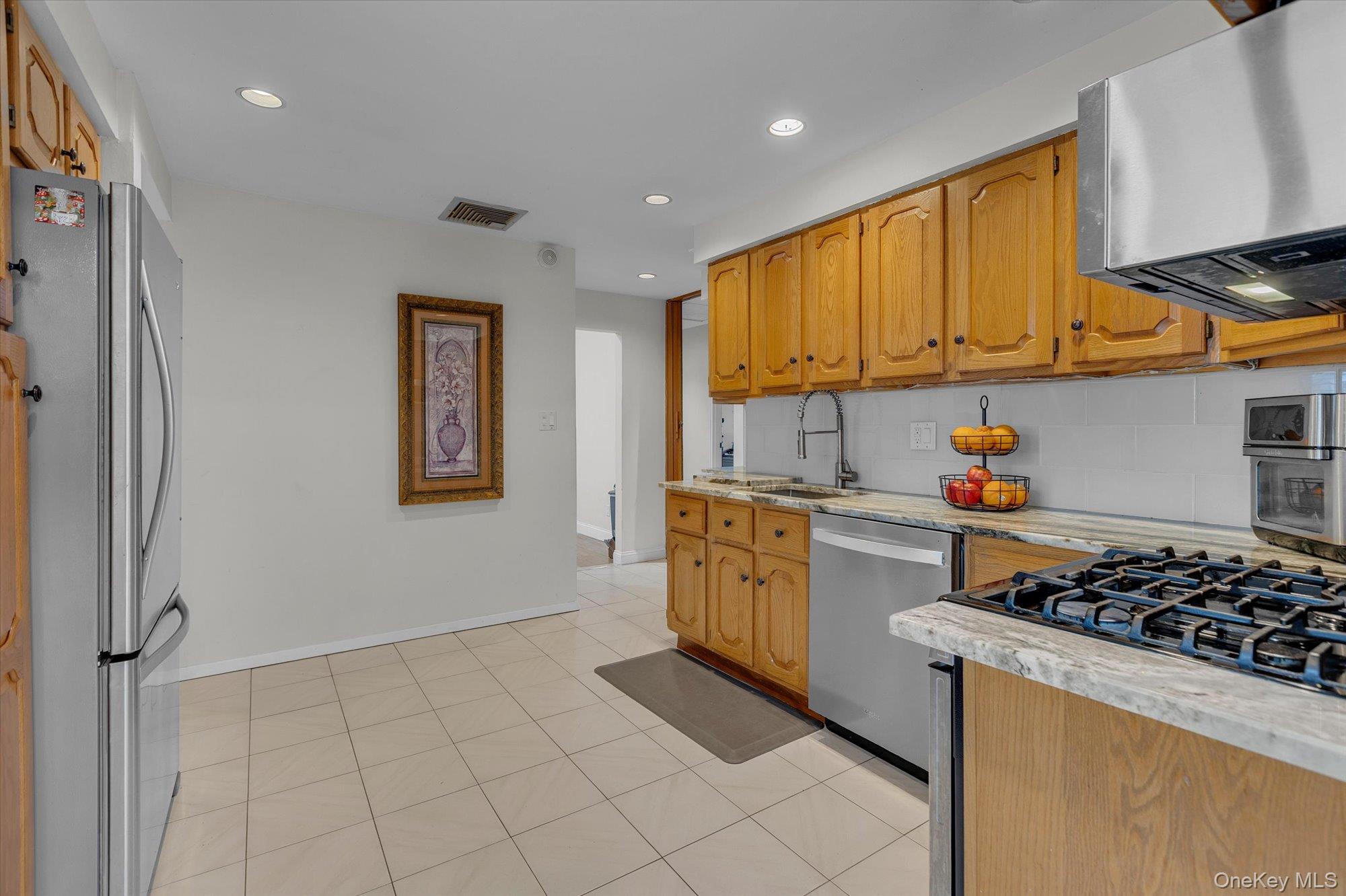 #8 photo, 9 Lauren Avenue, सफ़ोक काउंटी Dix Hills , NY 11746