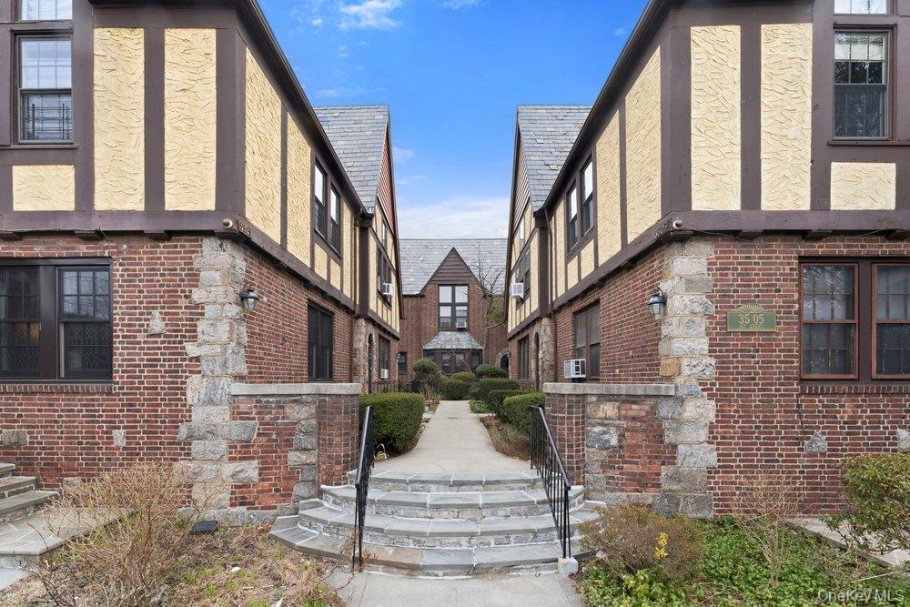 #18 photo, 35-05 167th Street, फ्लशिंग Flushing , NY 11358