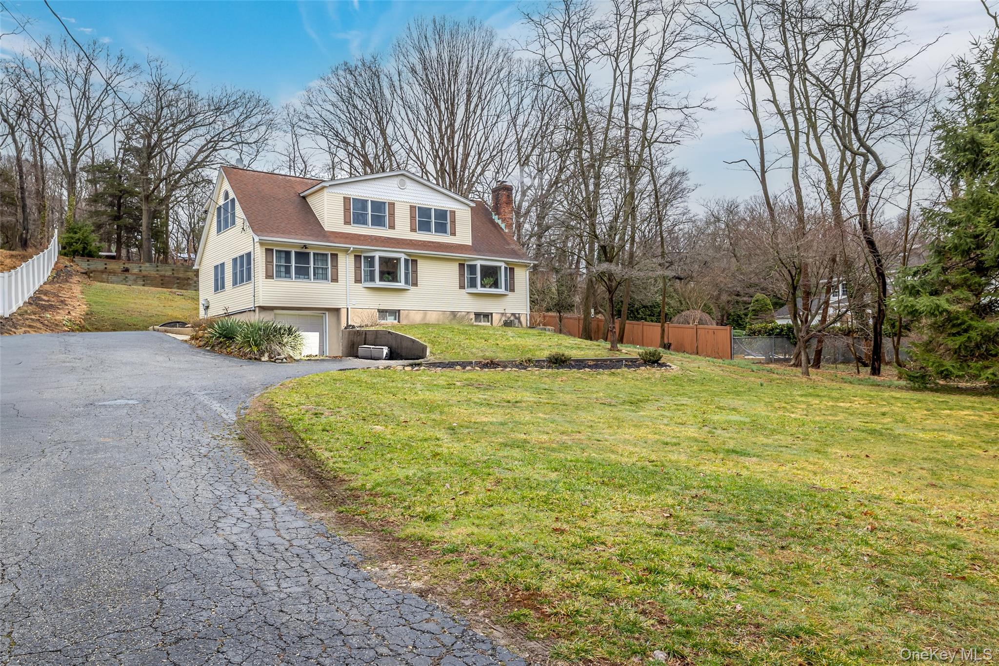 #1 photo, 223 Bread And Cheese Hollow Road, 롱 아일랜드 Northport , NY 11768