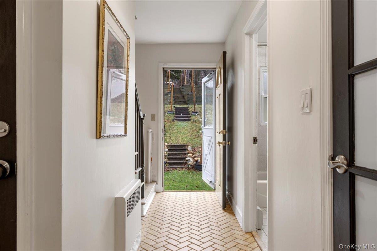 #13 photo, 223 Bread And Cheese Hollow Road, 롱 아일랜드 Northport , NY 11768