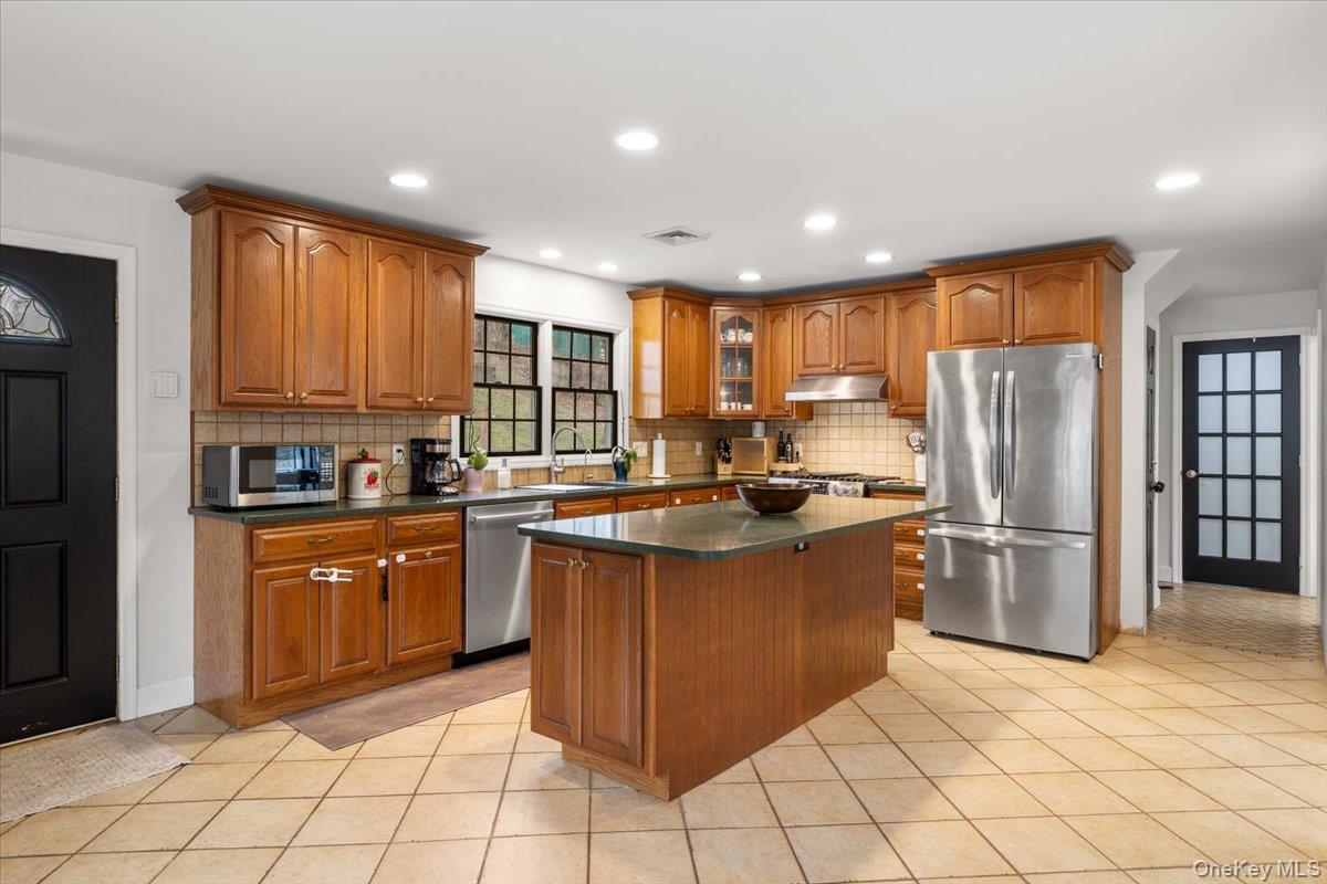 #2 photo, 223 Bread And Cheese Hollow Road, 롱 아일랜드 Northport , NY 11768