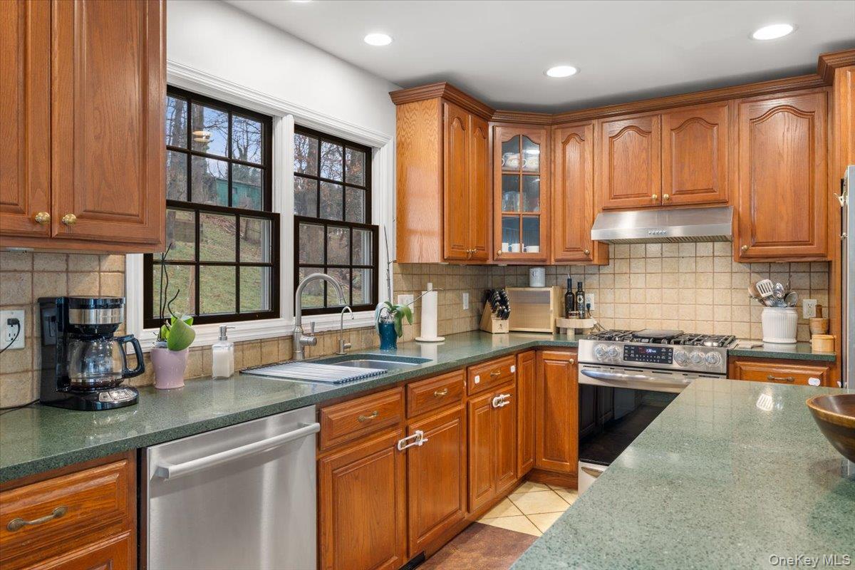 #3 photo, 223 Bread And Cheese Hollow Road, 롱 아일랜드 Northport , NY 11768