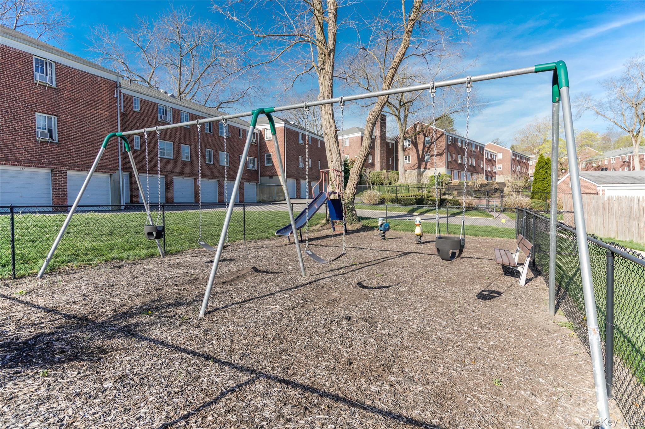 #12 photo, 22 Nathan Hale Drive, সাফোক কাউন্টি Huntington , NY 11743