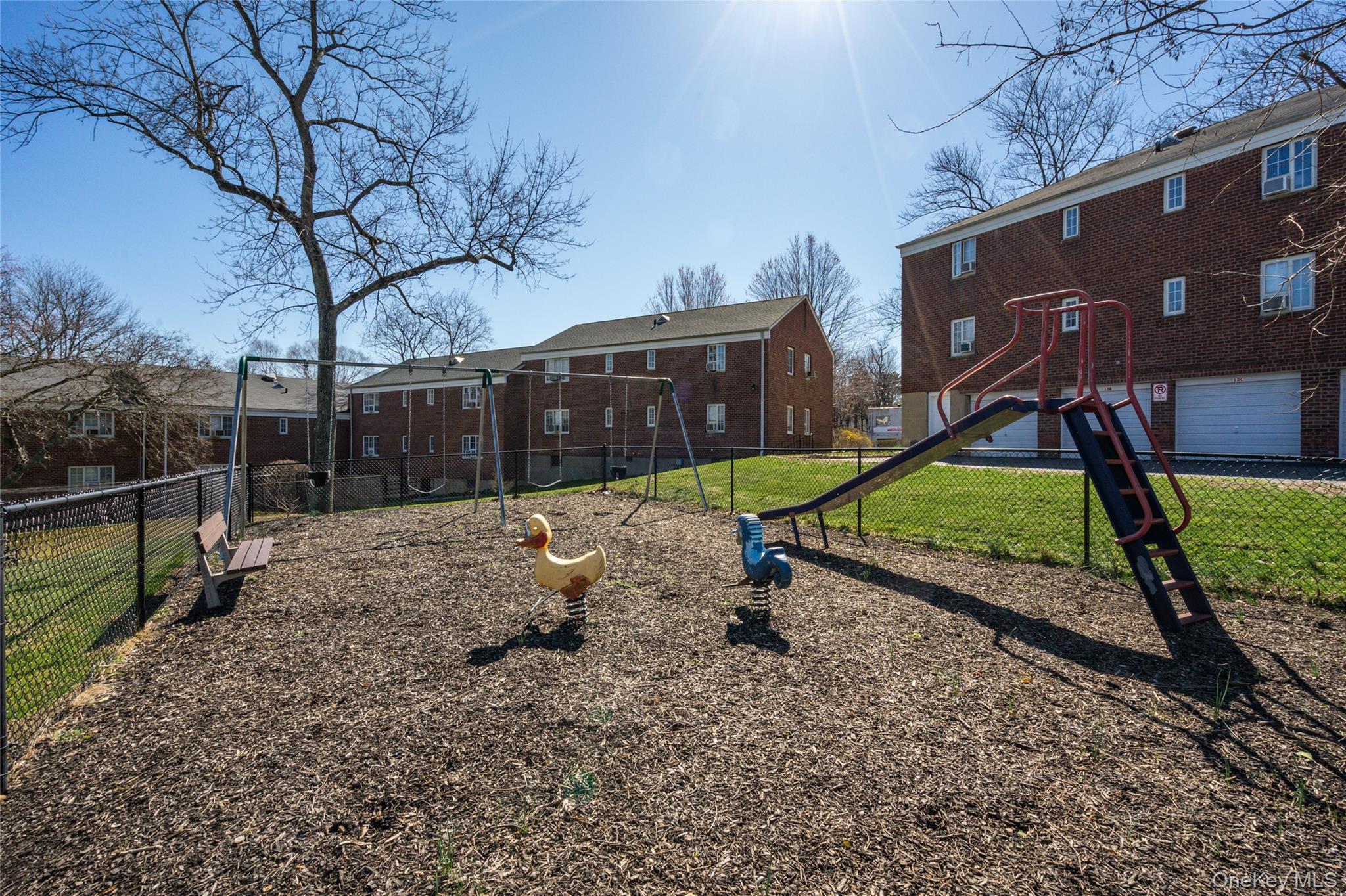 #13 photo, 22 Nathan Hale Drive, সাফোক কাউন্টি Huntington , NY 11743