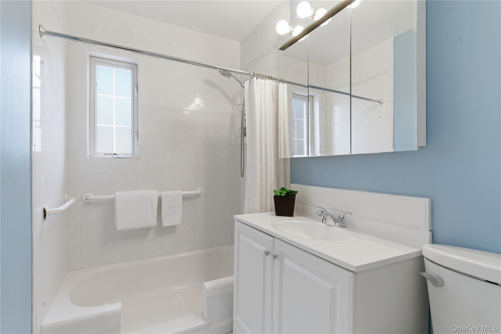 #8 photo, 22 Nathan Hale Drive, সাফোক কাউন্টি Huntington , NY 11743