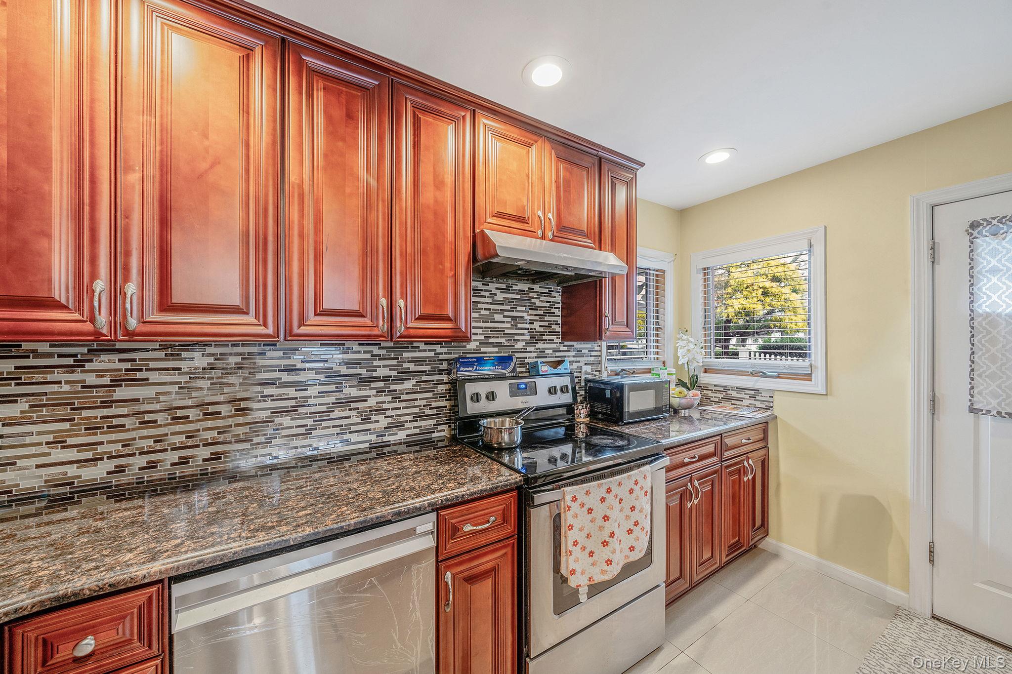 #4 photo, 8 Bent Lane, Levittown , NY 11756