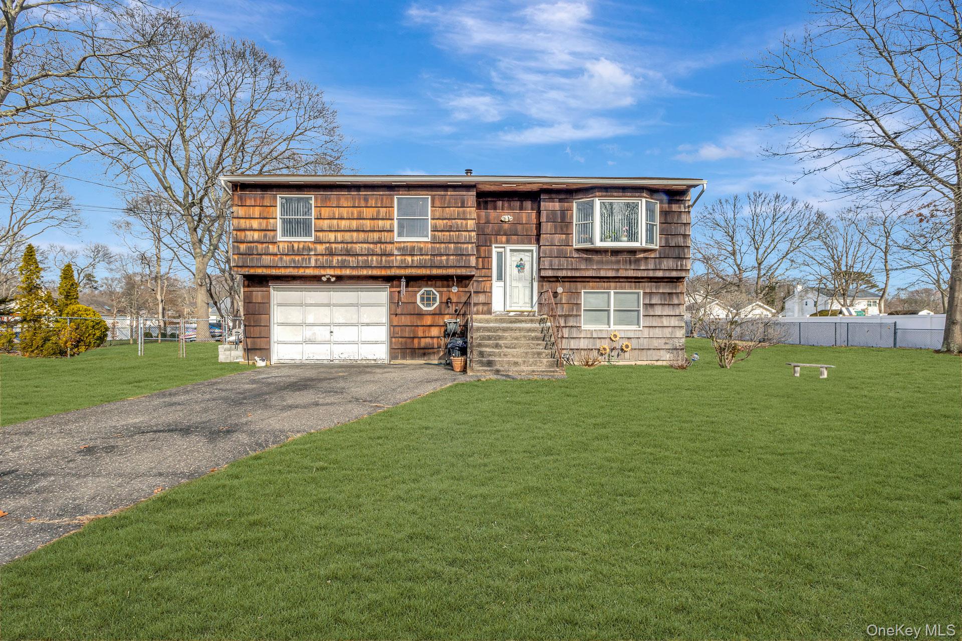 #1 photo, 191 Hawthorne Street, সাফোক কাউন্টি Mastic , NY 11950