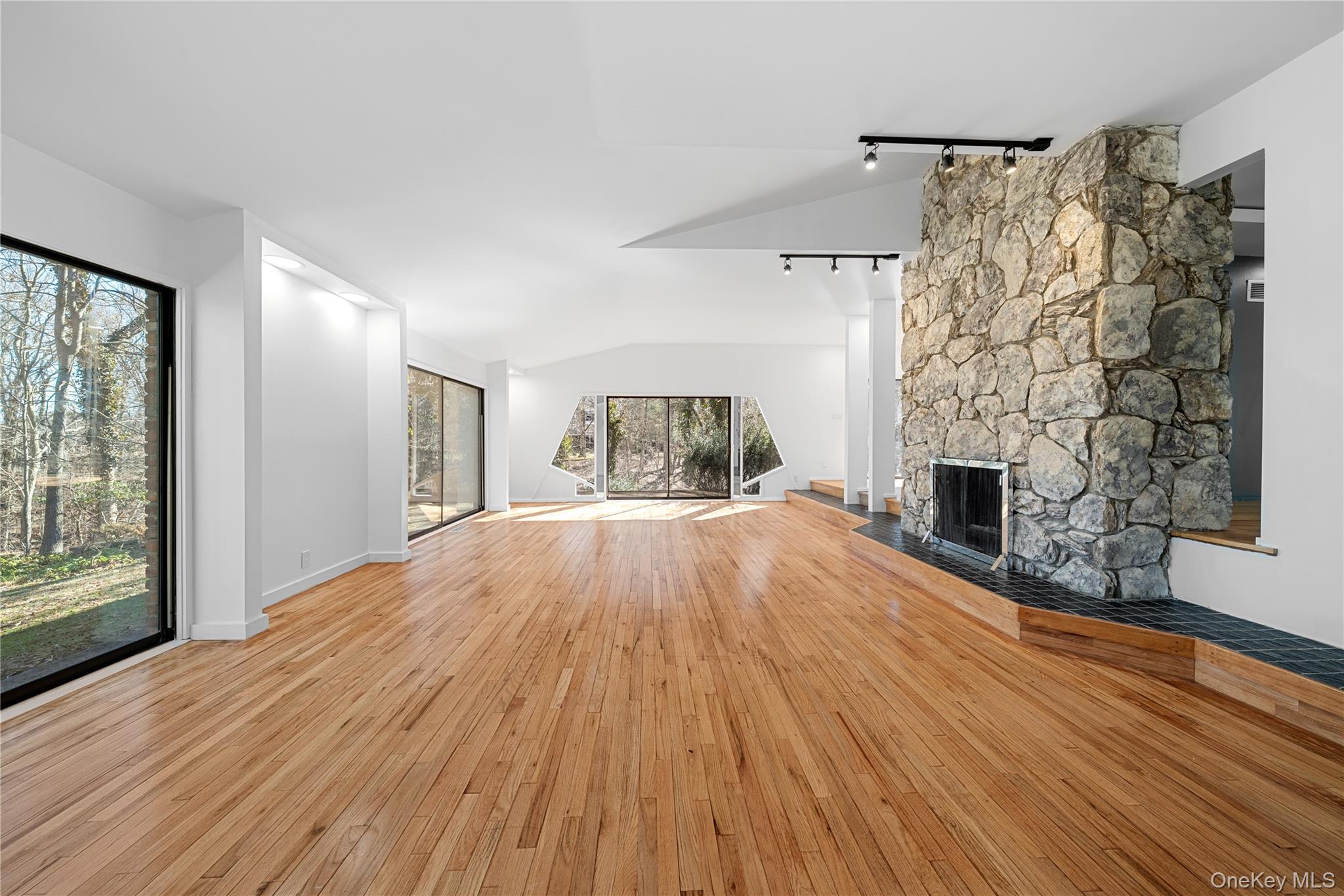 #20 photo, 12 Lost Meadow Lane, সাফোক কাউন্টি Port Jefferson , NY 11777