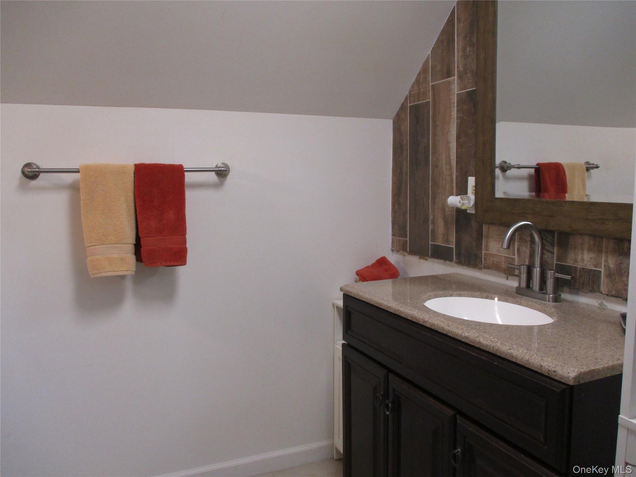 #17 photo, 39 Split Cedar Drive, সাফোক কাউন্টি Islandia , NY 11749