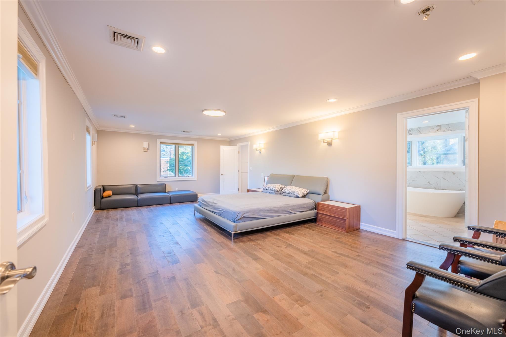 #10 photo, 18 Robin Way, Great Neck , NY 11021