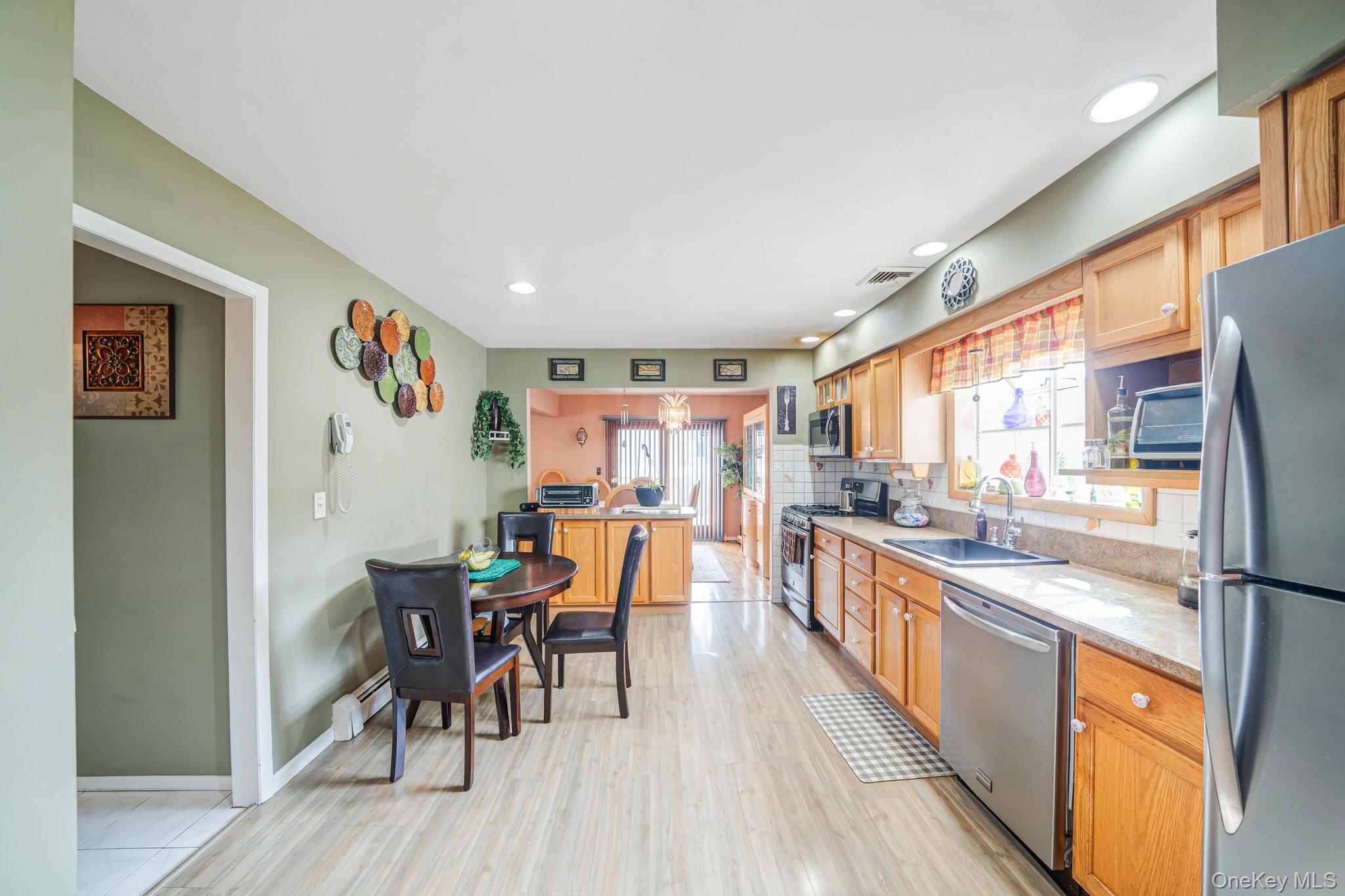 #13 photo, 12 Hughes Lane, 東長島 North Babylon , NY 11703