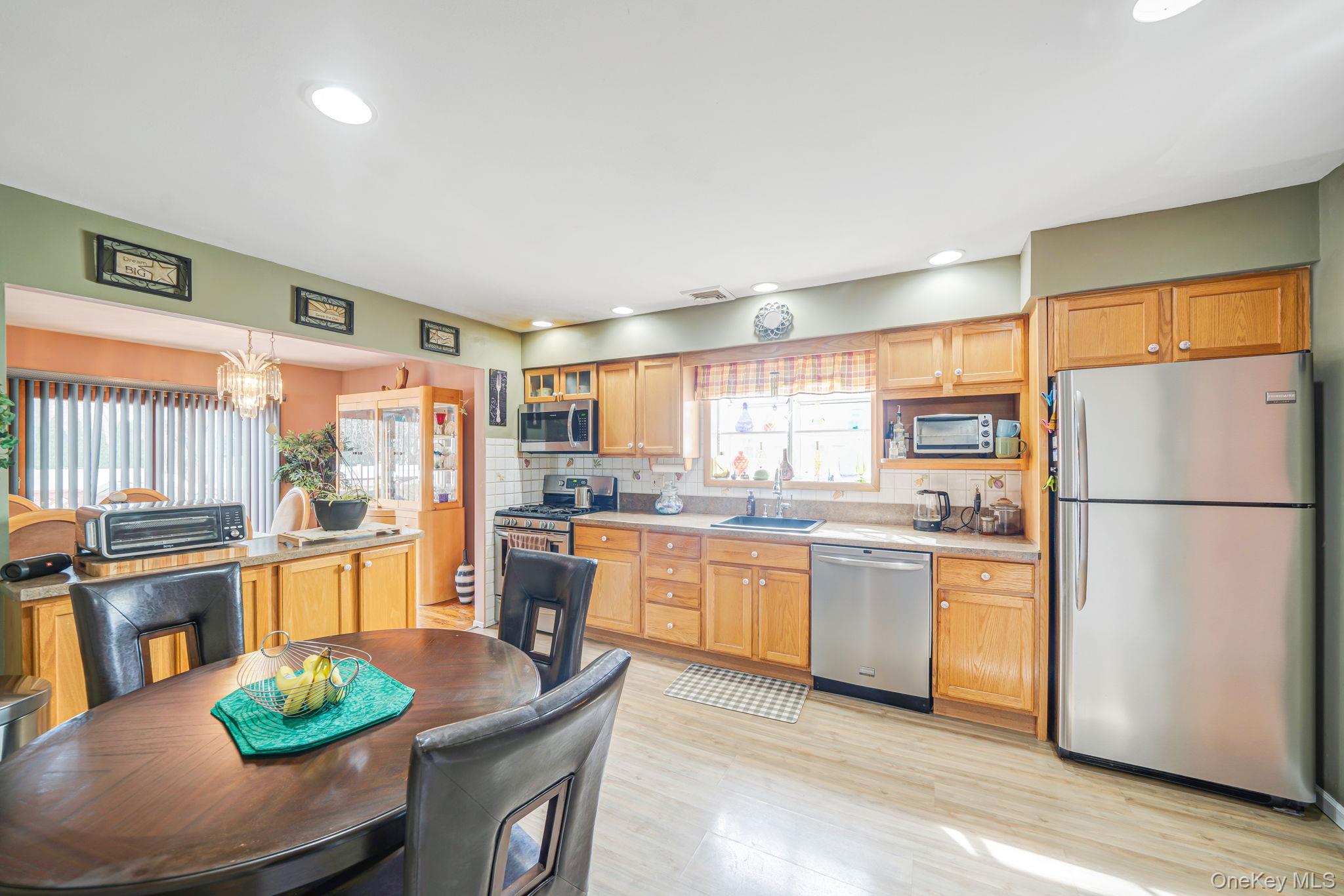 #14 photo, 12 Hughes Lane, 東長島 North Babylon , NY 11703