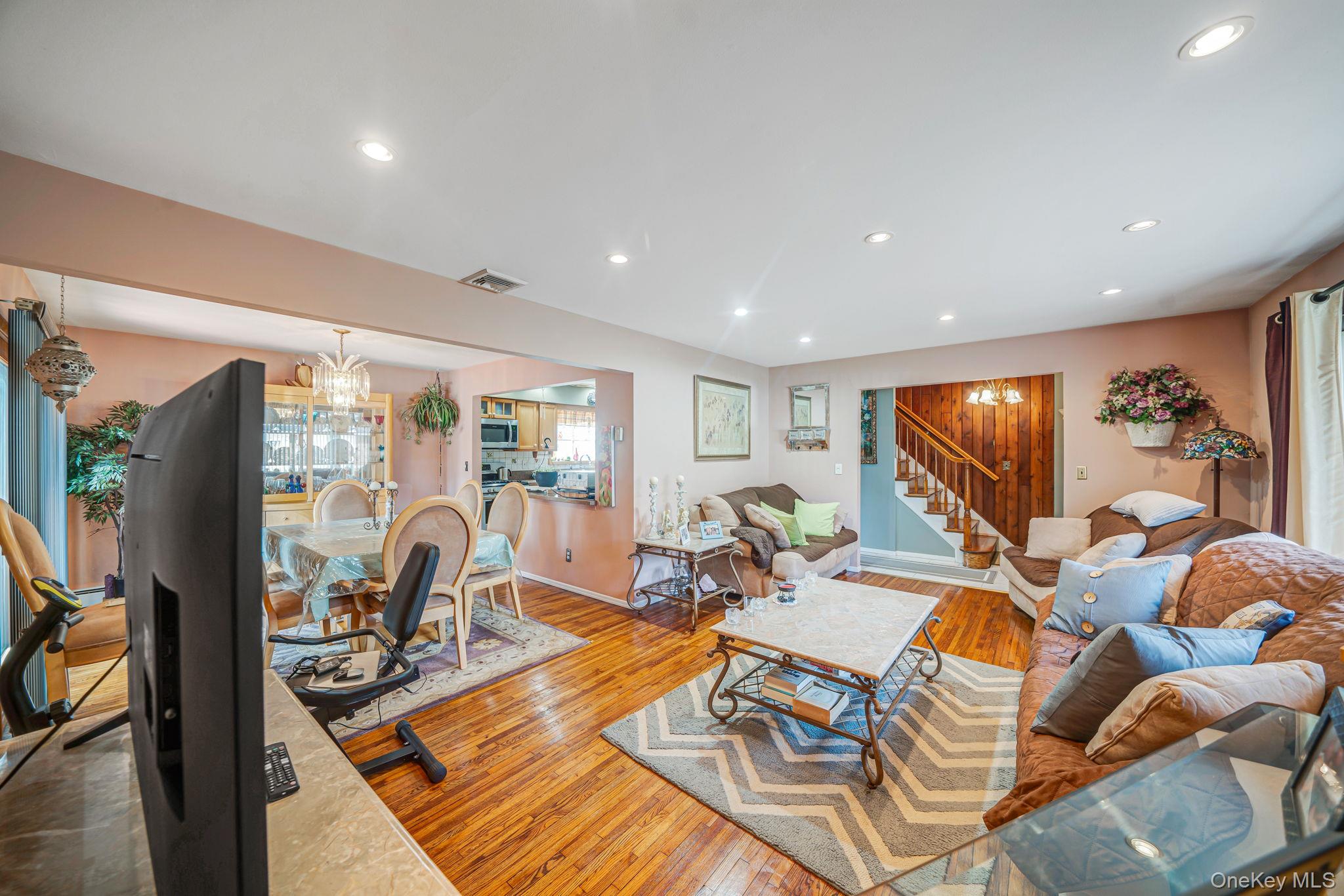 #9 photo, 12 Hughes Lane, 東長島 North Babylon , NY 11703