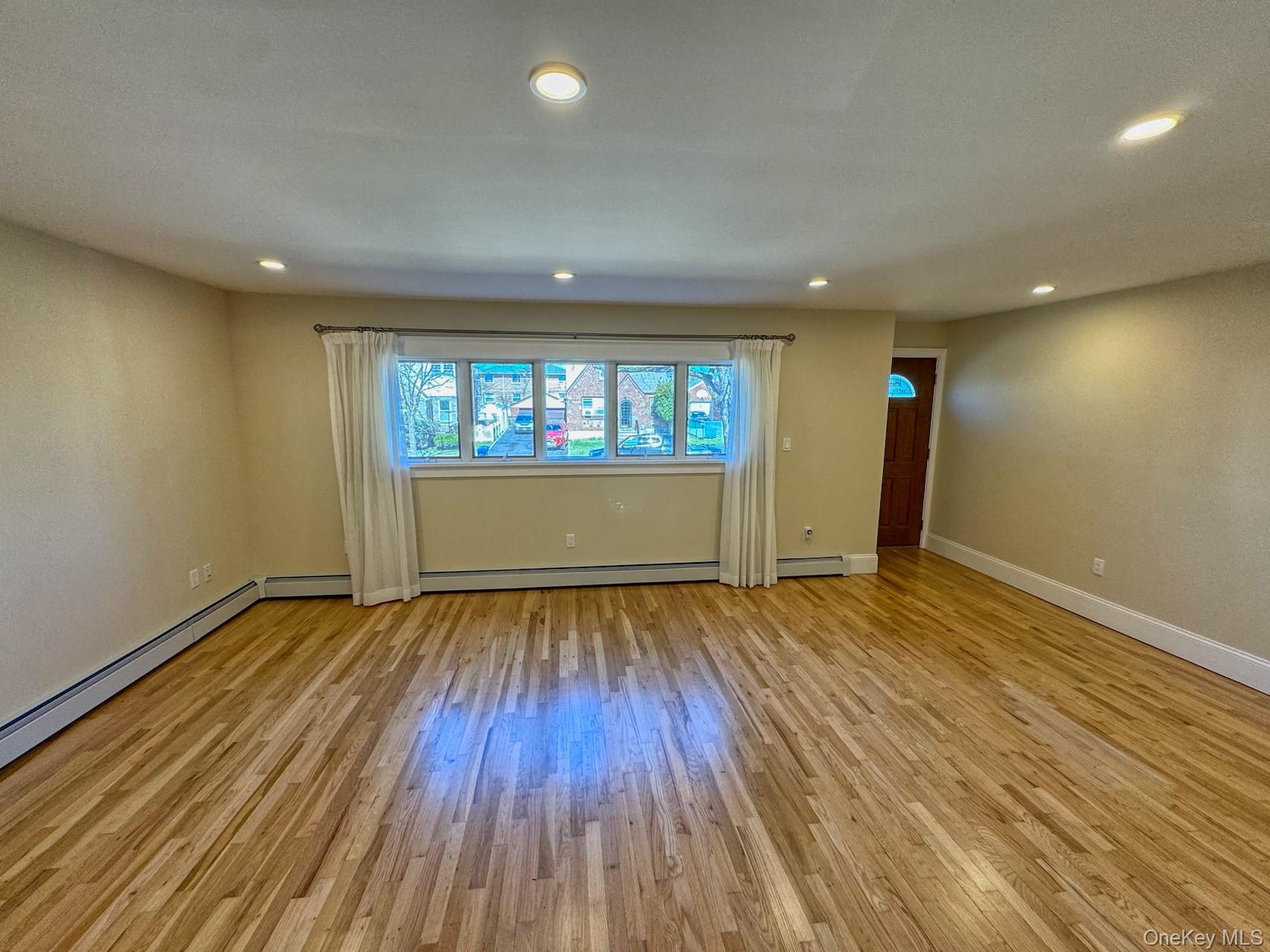 #2 photo, 203-30 28th Avenue, बेसाइड Bayside , NY 11360