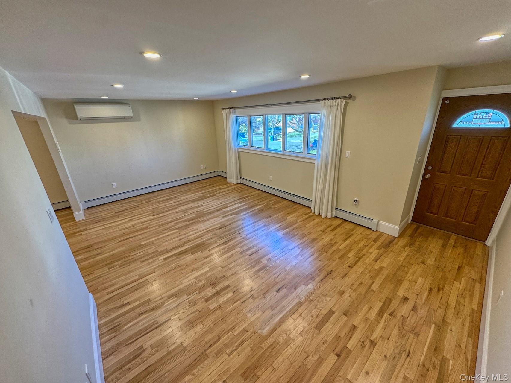 #3 photo, 203-30 28th Avenue, बेसाइड Bayside , NY 11360