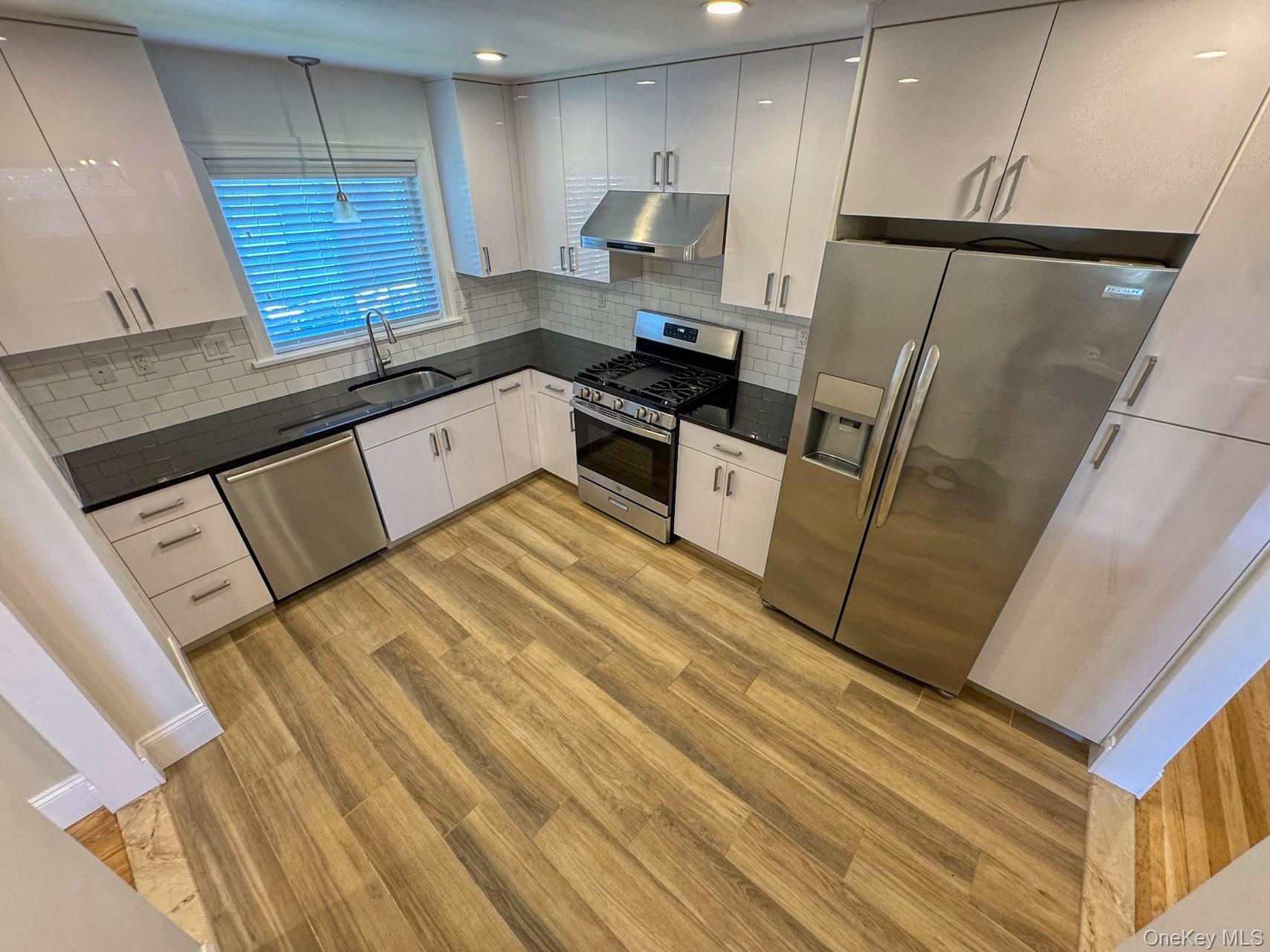 #4 photo, 203-30 28th Avenue, बेसाइड Bayside , NY 11360