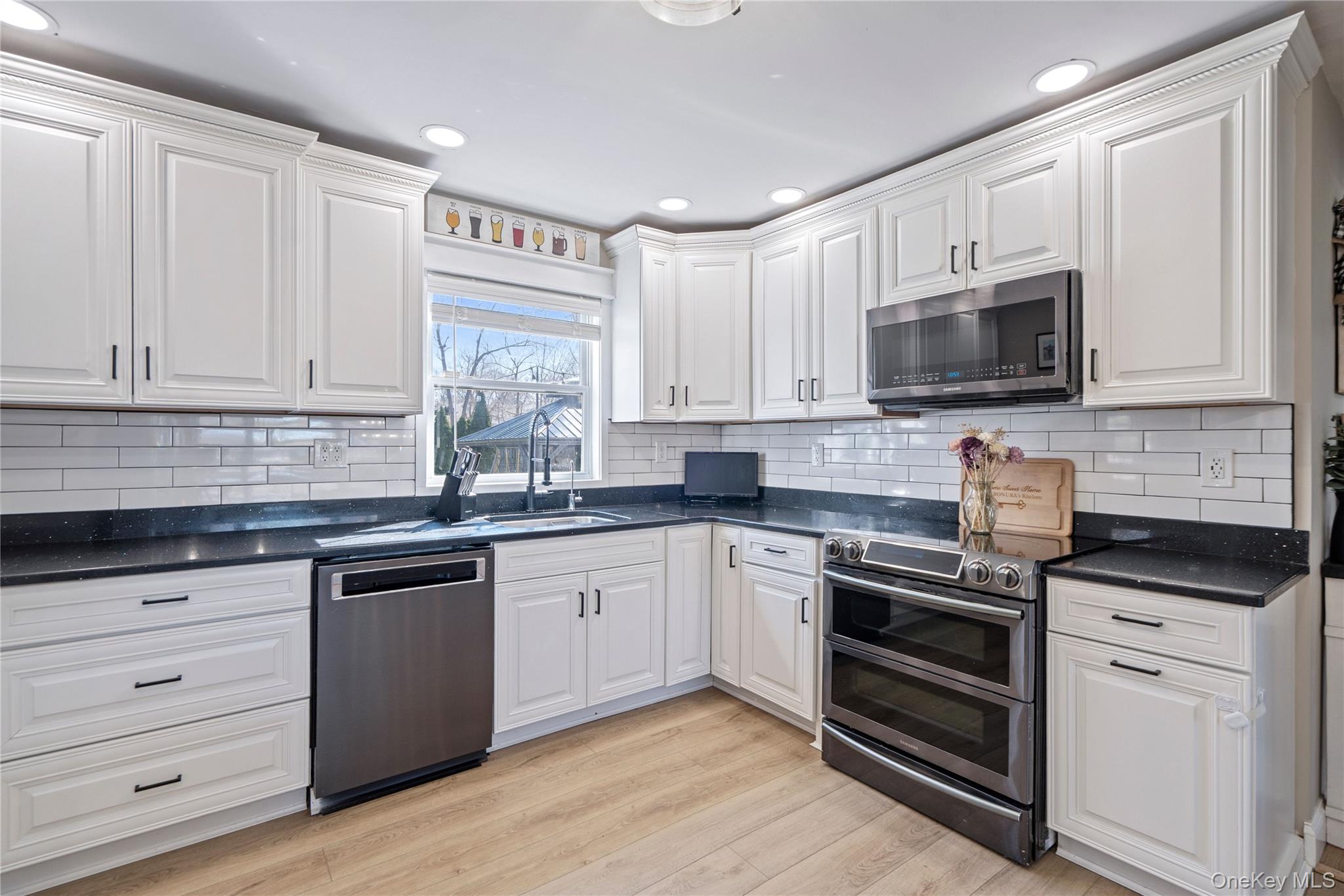 #13 photo, 281 Breeze Avenue, সাফোক কাউন্টি Ronkonkoma , NY 11779