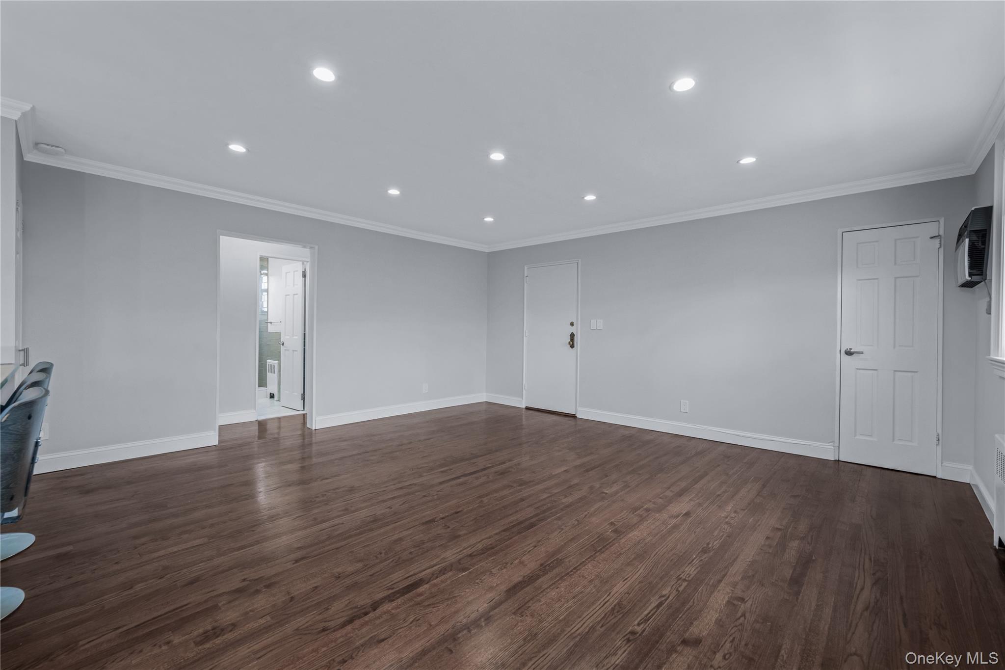 #11 photo, 19947 22nd Avenue, কুইন্‌স Whitestone , NY 11357