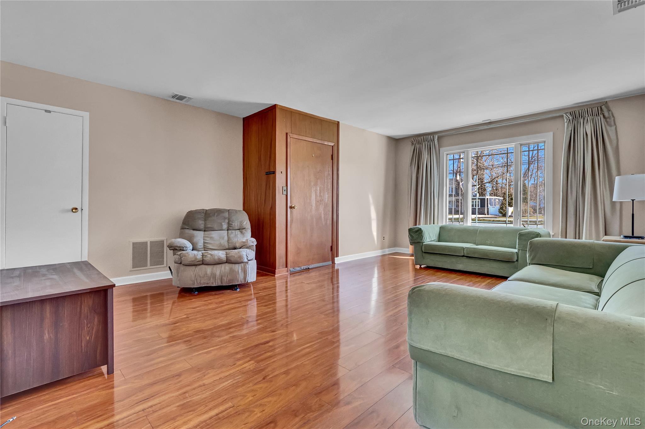 #8 photo, 357 Deauville Boulevard, সাফোক কাউন্টি Copiague , NY 11726