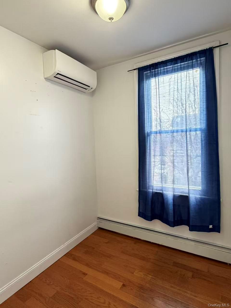 #5 photo, 2027 121st Street, קווינס College Point , NY 11356