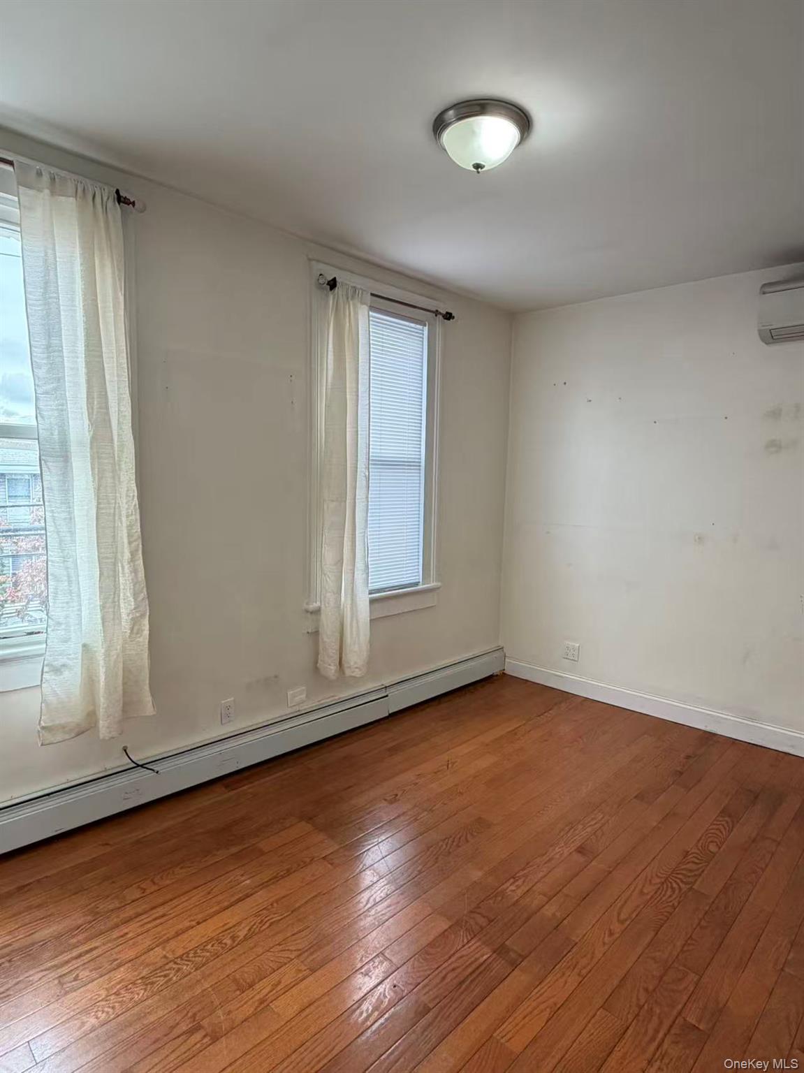 #6 photo, 2027 121st Street, קווינס College Point , NY 11356